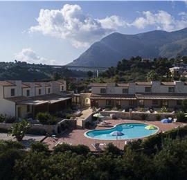 2 bedroom seaside apartments with shared pool, sleeps 4-5